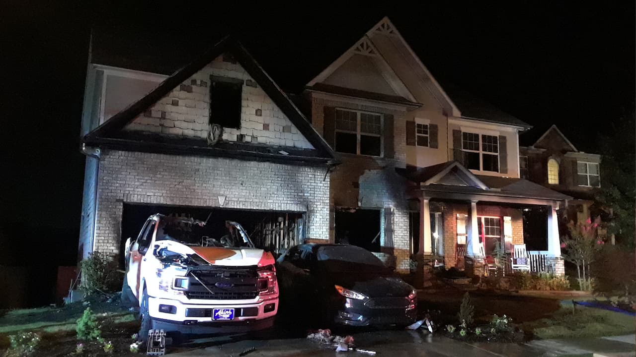 El fuego causó daños considerables a varios vehículos en Tupelo Trail en Auburn.