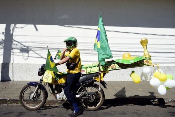Un aficionado brasileño monta su motocicleta a tr por la calle Ribeirao Preto en Brasil.