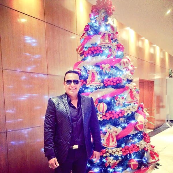 Pero en 2004, Poncho Lizárraga demandó a Sarabia por incumplimiento de contrato y, finalmente, en agosto de 2005 el ex vocalista de Banda El Recodo perdió dicha demanda.