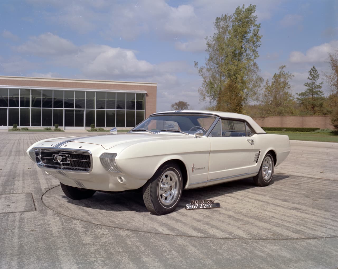 La compañía llamó a un
<b> concurso interno </b>de propuestas conceptuales para decidir como sería el diseño del nuevo vehículo. La propuesta ganadora fue el 
<b>Mustang II Concept de 1963 </b>presentada por el equipo de diseño de camiones. Nuevamente el nombre 
<b>Mustang</b> llegaba a los oídos del Grupo Fairlane.
