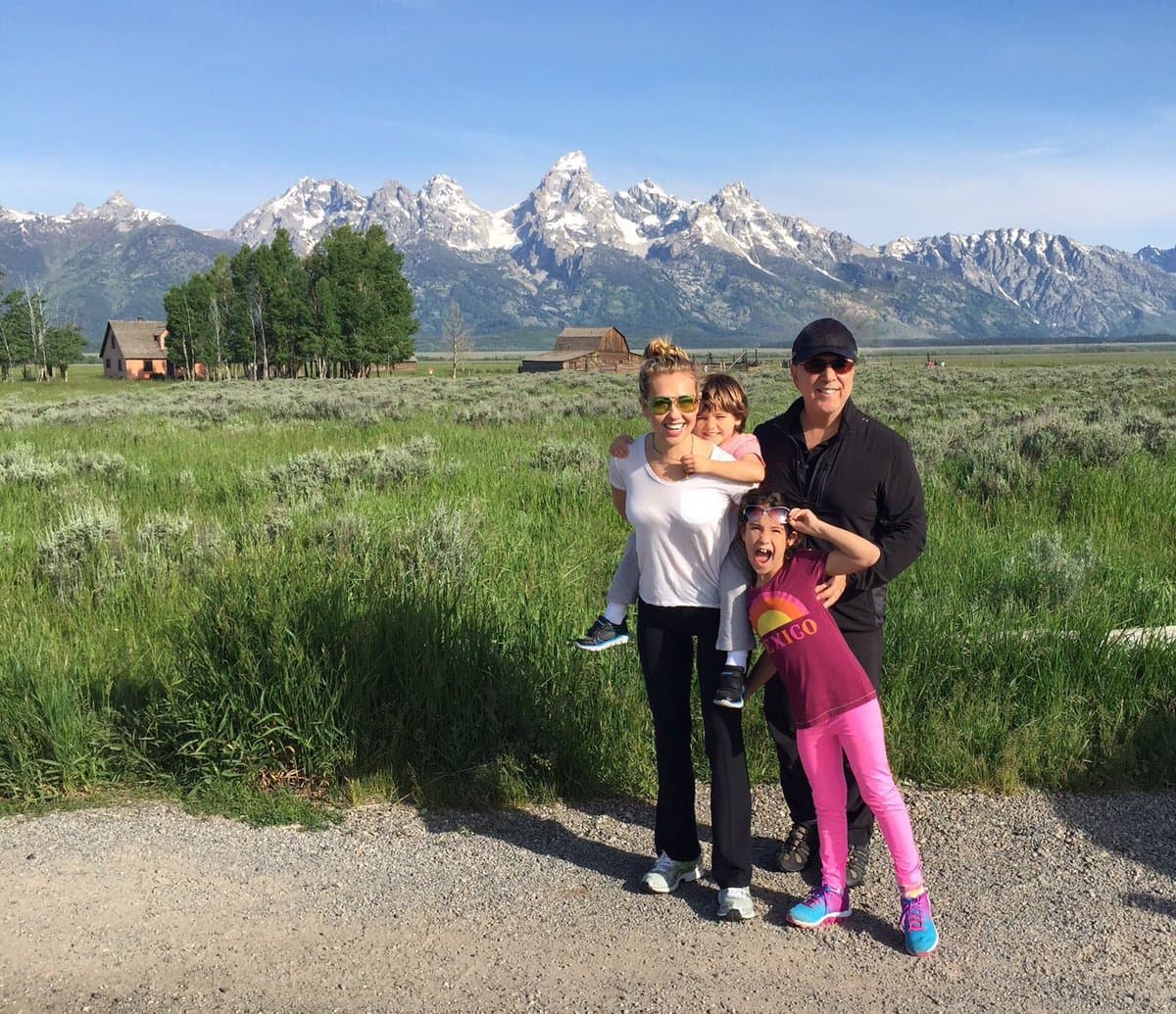 La actriz y cantante formó una familia ejemplar con el productor 
<b>Tommy Mottola</b>, con quien tiene dos hermosos hijos, Sabrina Sakaë de 10 años y el pequeño Matthew de 6 años de edad. Ahora 
<b><a href="http://www.univision.com/temas/thalia">Thalía</a></b> combina sus facetas como mamá, cantante y empresaria a la perfección.