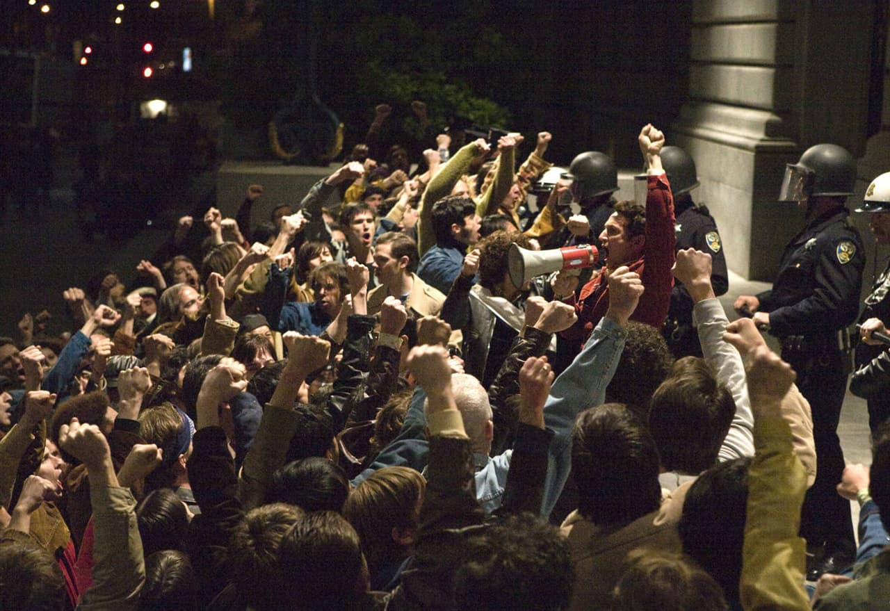 Harvey Milk se convirtió en una leyenda del movimiento LGBT+, pero no fue la única razón por la que ganó popularidad entre los votantes. En los setentas prometió erradicar la popo de perro de las calles, un serio problema local, con multas a quien no recogiera las heces de sus mascotas.