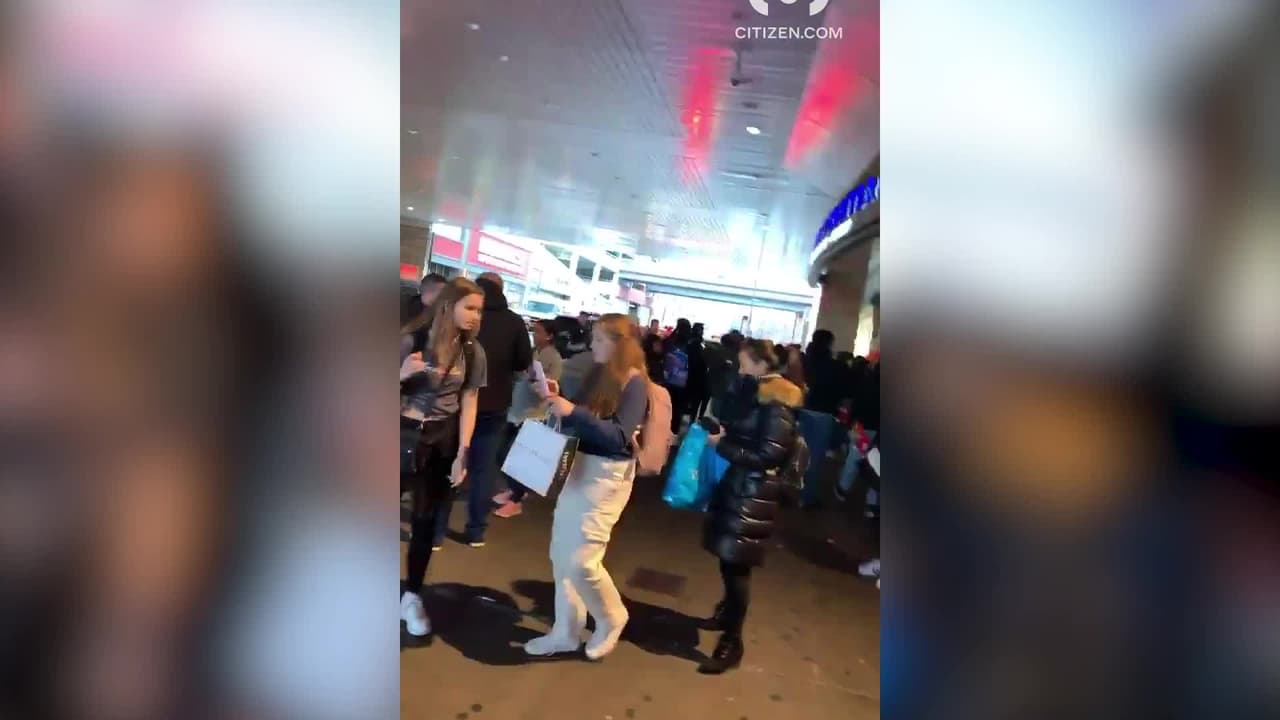Policía responde a posible pelea entre decenas de adolescentes en centro comercial Queens Center 