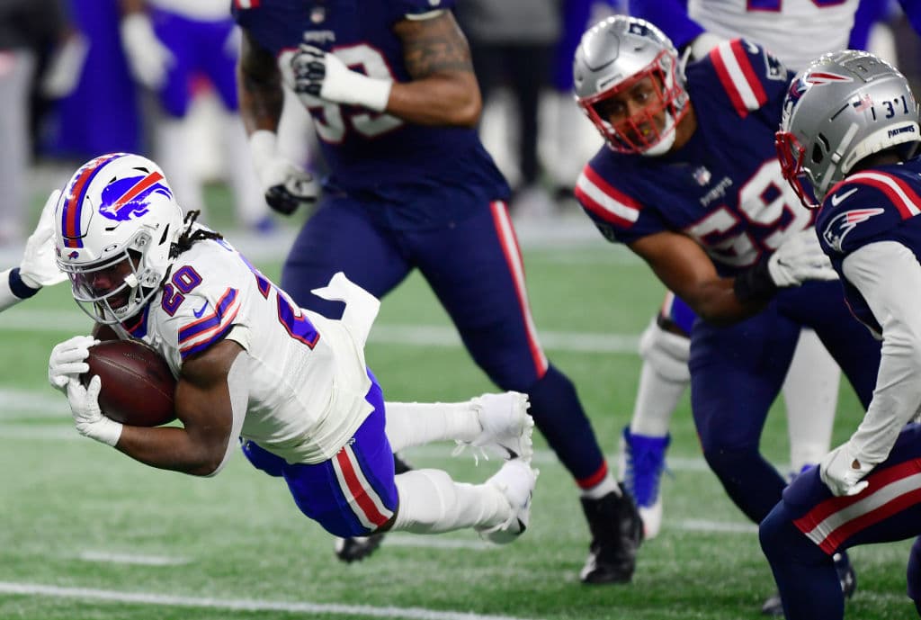 Steffon Diggs supera las 120 yardas por aire y recibe 3 pases de anotación en la victoria 38-9 sobre los New England Patriots.