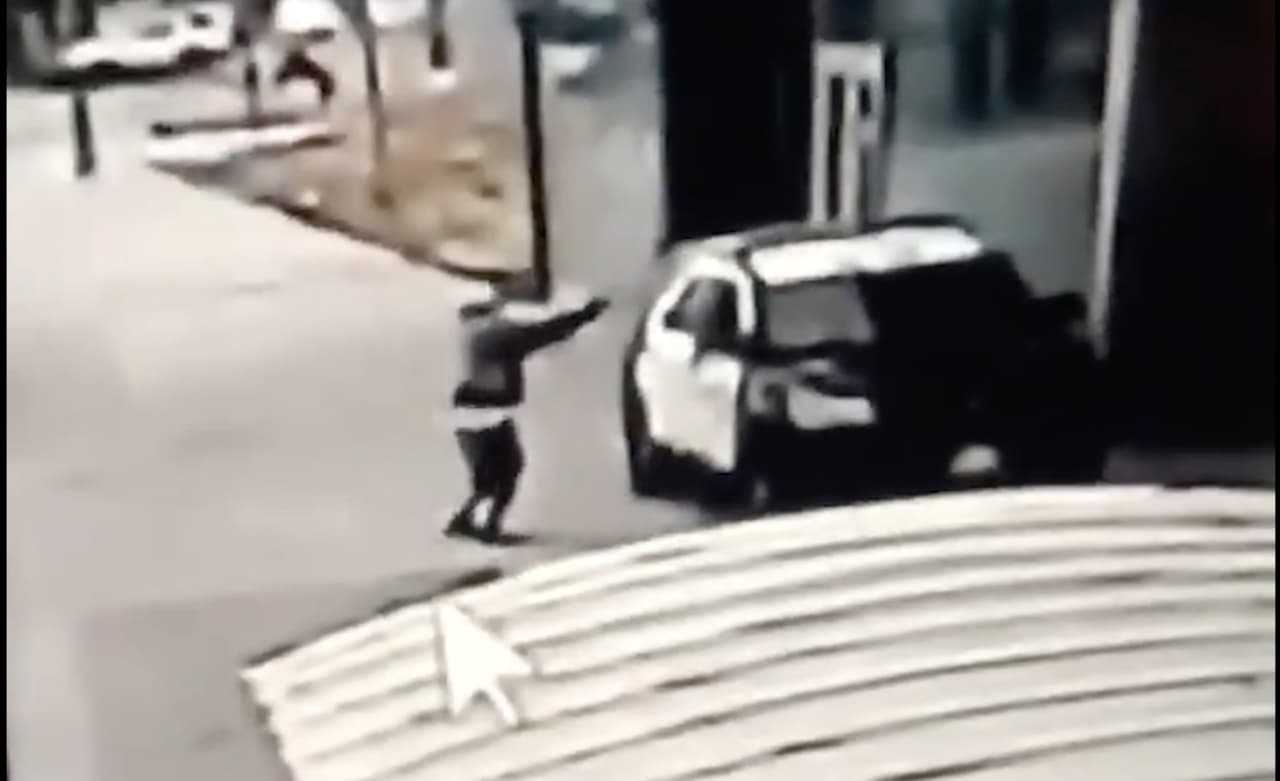 Dos oficiales del Departamento del Alguacil del condado de Los Ángeles (LASD) 
<a href="https://www.univision.com/local/los-angeles-kmex/video-capta-la-emboscada-que-dejo-heridos-en-estado-critico-a-dos-oficiales-en-california">fueron baleados durante emboscada en la ciudad de Compton</a>, ocurrida el 13 de septiembre. Un alguacil hombre y una mujer "fueron emboscados mientras estaban sentados en su vehículo patrulla. Ambos sufrieron múltiples heridas de bala y se encuentran en estado crítico. Ambos están siendo operados actualmente", informó el LASD al momento del incidente. 
<br>El hecho desencadenó una búsqueda del sospechoso de gran magniud que involucró a varias agencias del gobierno y que tardó varias semanas.