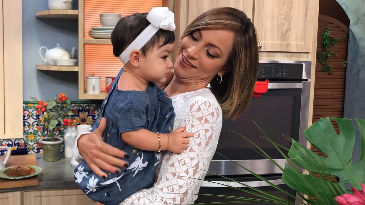 La tía Satcha tampoco podía quedarse con las ganas de cargarla.