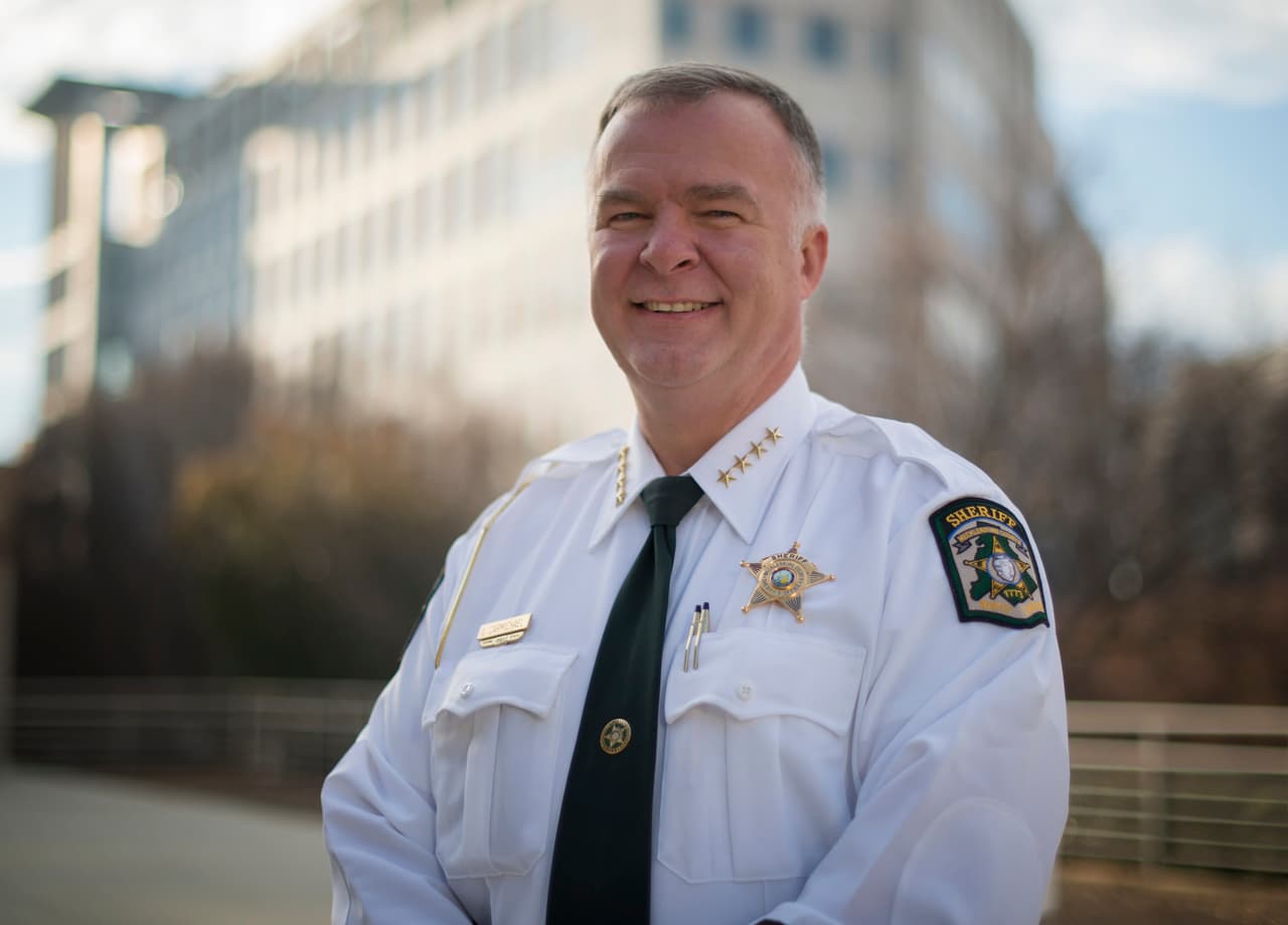 "Tomo decisiones en el mejor interés de la seguridad pública, no afiliaciones partidistas", explica el sheriff demócrata Irwin Carmichael, de Mecklenburg, Carolina del Norte, para explicar porque mantiene el acuerdo 287(g).