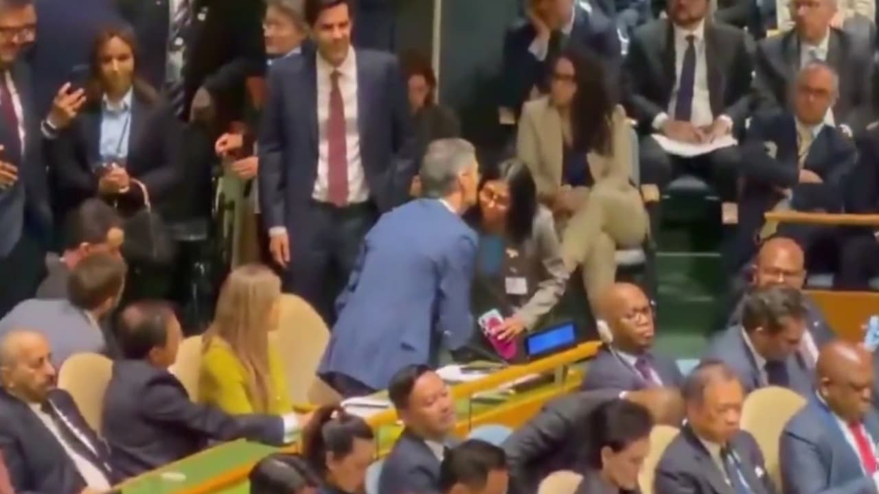 ¿A qué se debe la polémica tras el saludo entre Pedro Sánchez y Delcy Rodríguez en la Asamblea General de la ONU?
