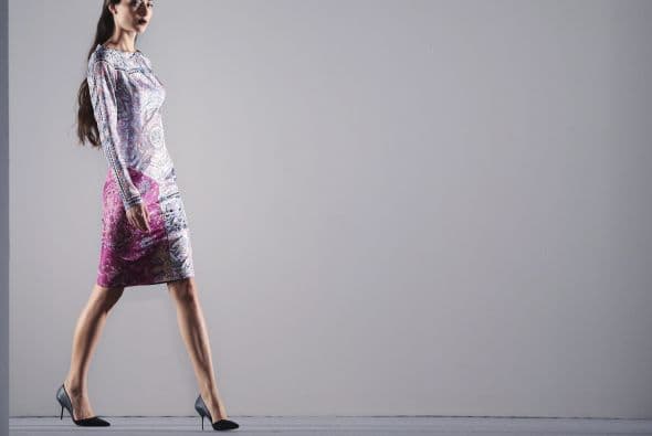 Los colores que predominan en su colección son el rojo, vino, azul en tonalidades claras y gris.