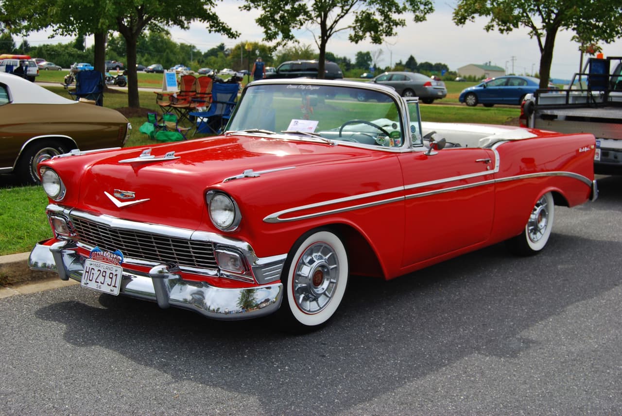 <b>Los carros grandes son más seguros</b>
<br>Seguramente has escuchado a alguien decir que los coches ‘de antes’ por su tamaño, formas cuadradas y lámina gruesa utilizada en su construcción, son más seguros que los actuales. Es un error, ya que esos autos carecen de zonas de deformación y, cuando reciben un golpe, la fuerza cinética es absorbida por los ocupantes, provocando lesiones fuertes, incluso la muerte. 
<br>Los coches actuales pueden parecer más frágiles, pero su diseño y construcción están pensados para que en caso de un accidente las zonas de deformación del habitáculo reciban el impacto y protejan a sus ocupantes.