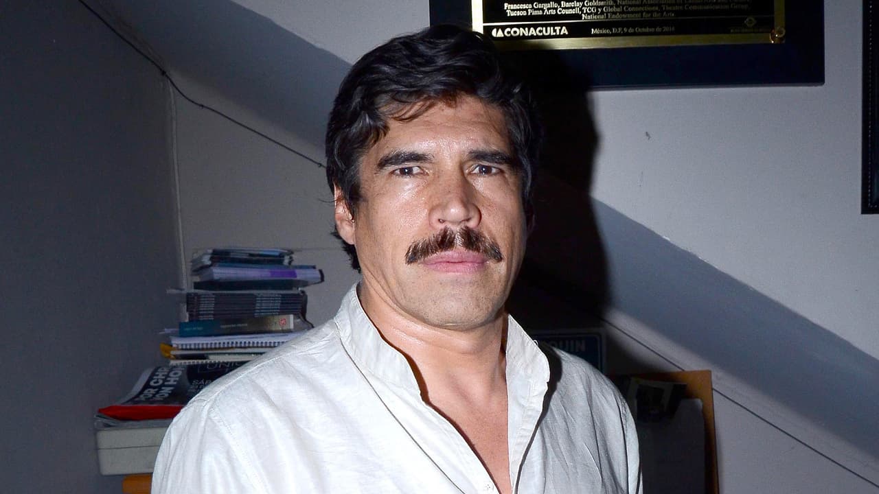 Se trata de Alberto Estrella, quien contó al programa
<b><a href="https://www.youtube.com/watch?v=zJLLcc2Ao00" target="_blank">'De primera mano'</a></b> que durante su juventud vivió enamorado de Angélica María, pero que un día
<b><a href="https://www.univision.com/famosos/uno-joven-solo-me-va-a-sacar-la-lana-angelica-maria-habla-de-tener-un-nuevo-romance-fotos" target="_blank">ella le rompió el corazón.</a></b>