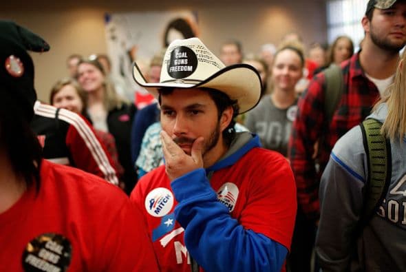 Desde Kentucky este votante llamó la atención con su atuendo que muestra su apoyo al republicano Mitch McConnell, quien refrendó su lugar en el Senado y se convertirá en el próximo líder de la Cámara alta.