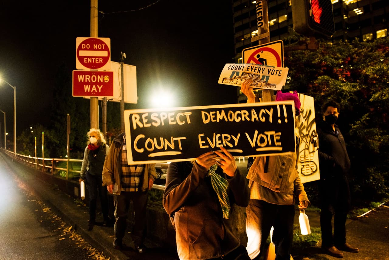 “Respeten la democracia, cuenten cada voto”, se lee en este cartel visto en Portland, Oregon. En esta ciudad también hubo algunos arrestos en la noche del miércoles.
<br>