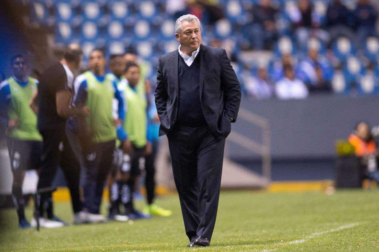 El hombre lo ha ganado todo en México -Ligas de Segunda División, Ligas de Primera División, Copas, Liga de Campeones de la Concacaf-. Sin ir más allá, hace menos de dos años logró lo indecible con Querétaro, un equipo que lucha siempre al margen de perder la categoría. Logró que se metiera en una final de Liga y ganará la Copa MX en el 2016.