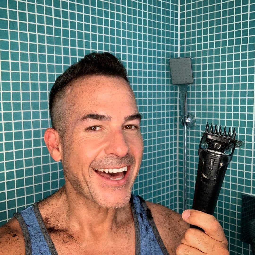 <a href="https://www.univision.com/shows/despierta-america/con-rasuradora-en-mano-carlos-y-yisus-aprendieron-a-cortarse-el-cabello-en-casa-aunque-algo-fallo-en-el-intento-video">Carlitos Calderón sufrió un pequeño accidente</a>, rasuradora en mano. Sin embargo, encontró una ingeniosa manera de resolverlo, y ahora está estrenando look.