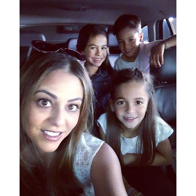 Tiene tres hijos: María José la mayor y sus mellizos Camila y Juan Pablo, quienes son dos años más chicos.