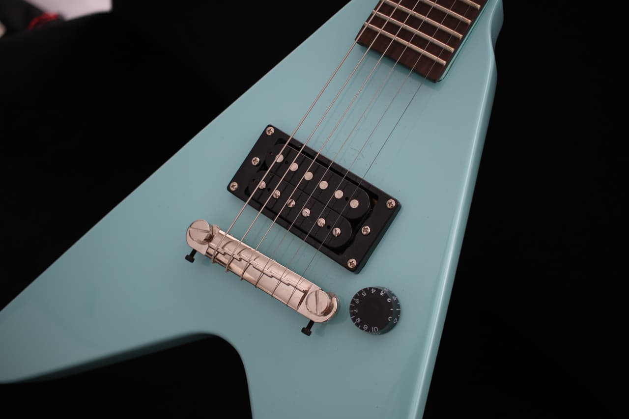 Juanes tiene una impresionante colección de guitarras e instrumentos.