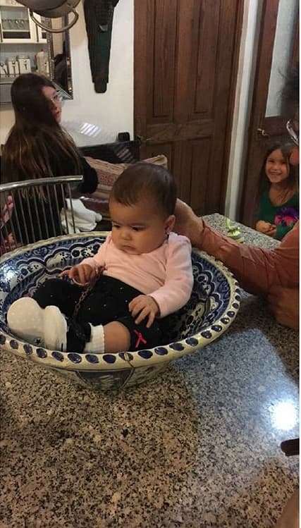 Mila Mayer Súbtil es la pequeña hija de Sergio Mayer Mori y la modelo Natalia Subtil, que verña a sua padres pelear por una pensión alimenticia para ella.