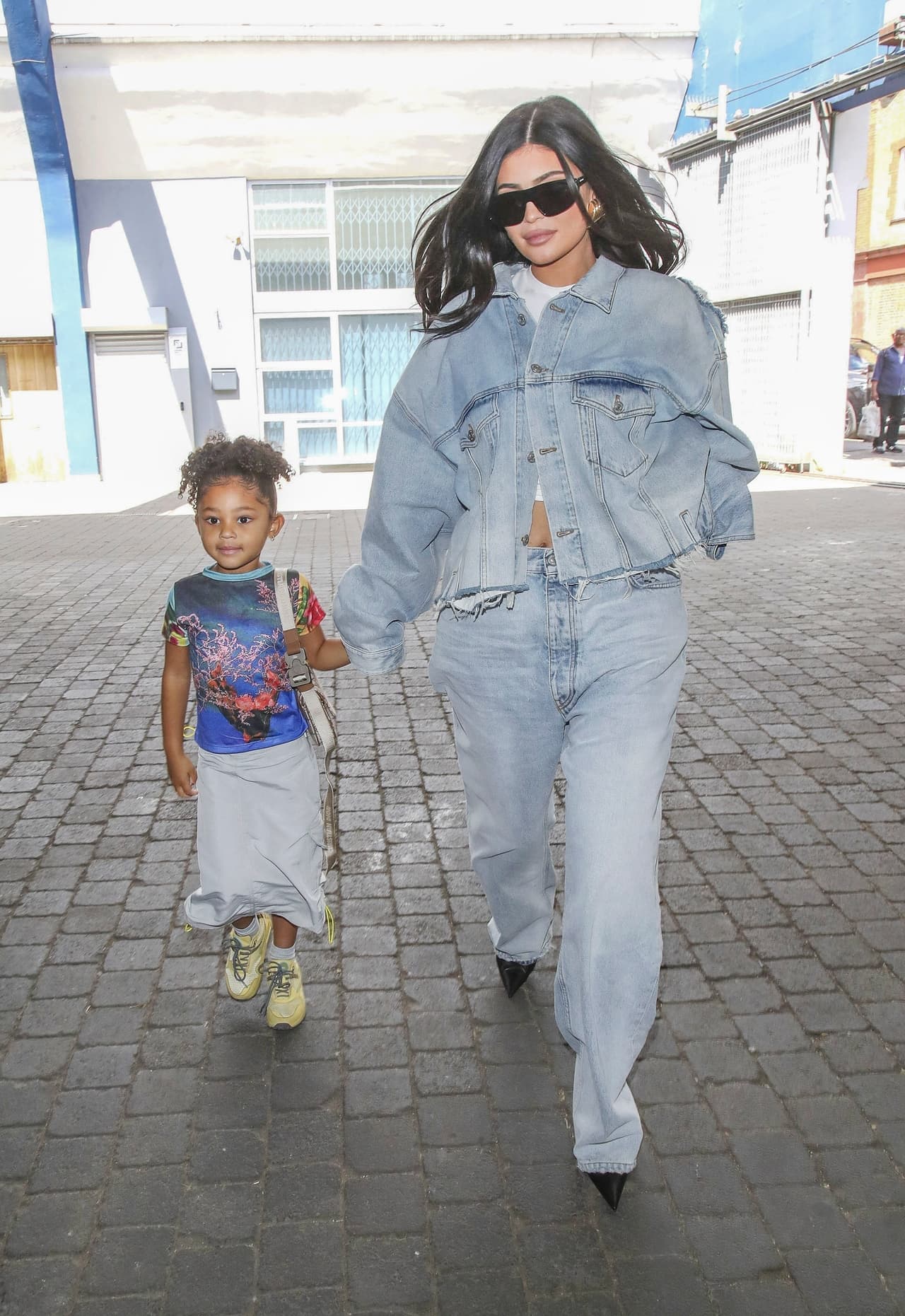 El pasado 5 de agosto, durante su visita a Londres, Stormi y su mamá visitaron la tienda Harrods, donde vieron la exhibición de Kylie Cosmetics. 
<br>