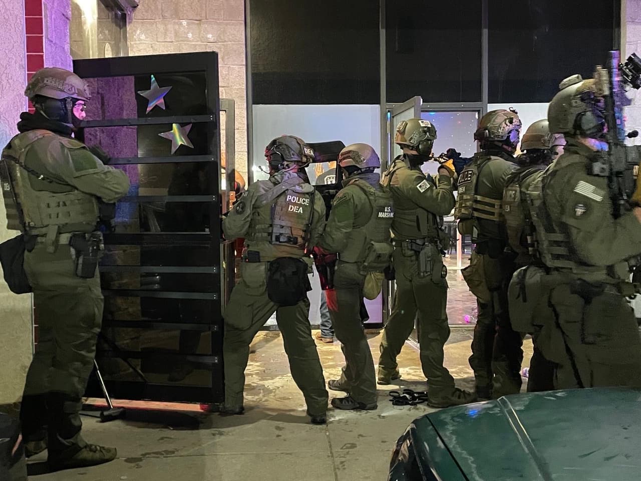 Operativo de la DEA en club nocturno termina con más de 100 inmigrantes detenidos en Colorado