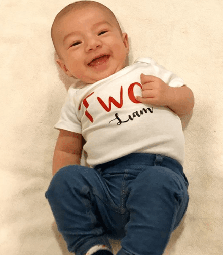 Liam es un bebé risueño y adorable, con esta foto lo vimos celebrar sus dos meses de vida.