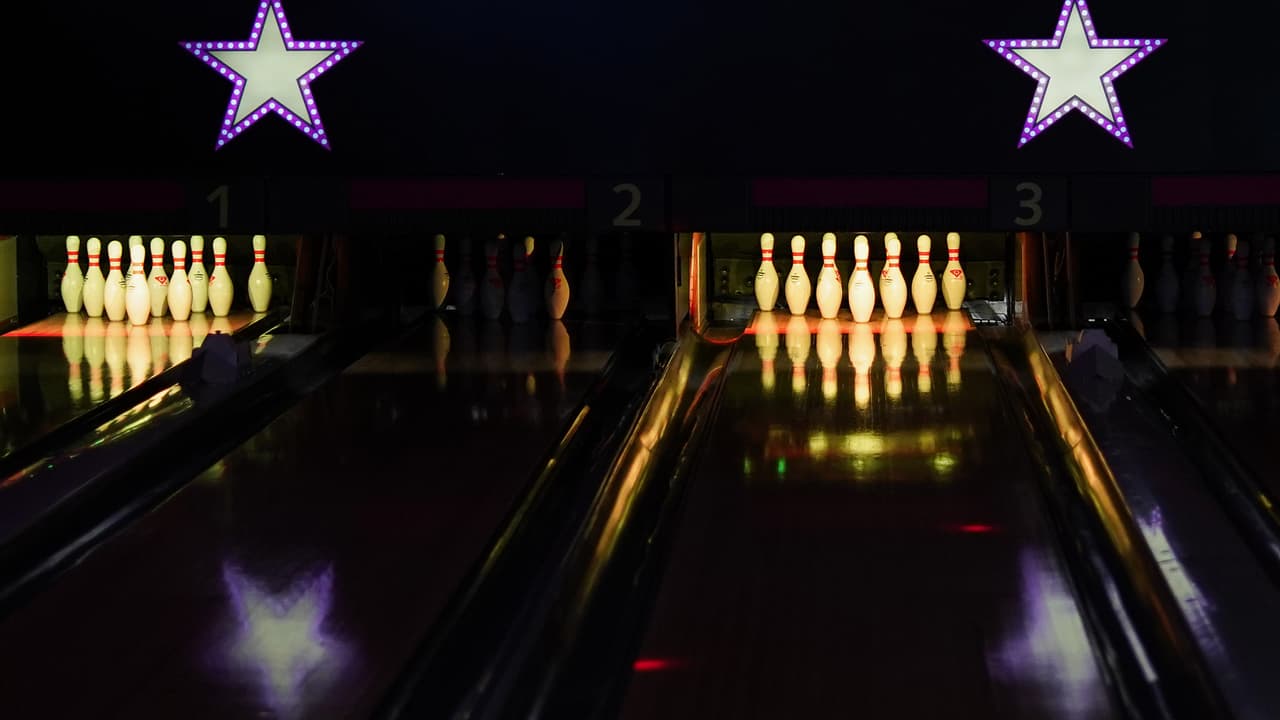 Entre las ubicaciones de los boliches en el área de Houston están:
<b>Max Bowl East,</b> 720 Ward Road en Baytown.
<b>Max Bowl Humble</b>, 2390 Wilson Road en Humble.