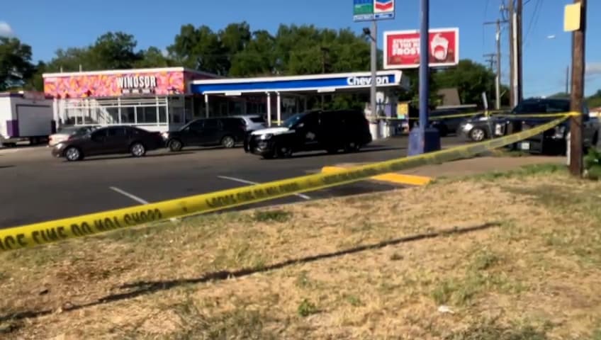 El motociclista fue baleado. El conductor, el oficial del Departamento de Seguridad Pública y el policía no resultaron heridos. No está claro qué oficial de la ley le disparó al motociclista.