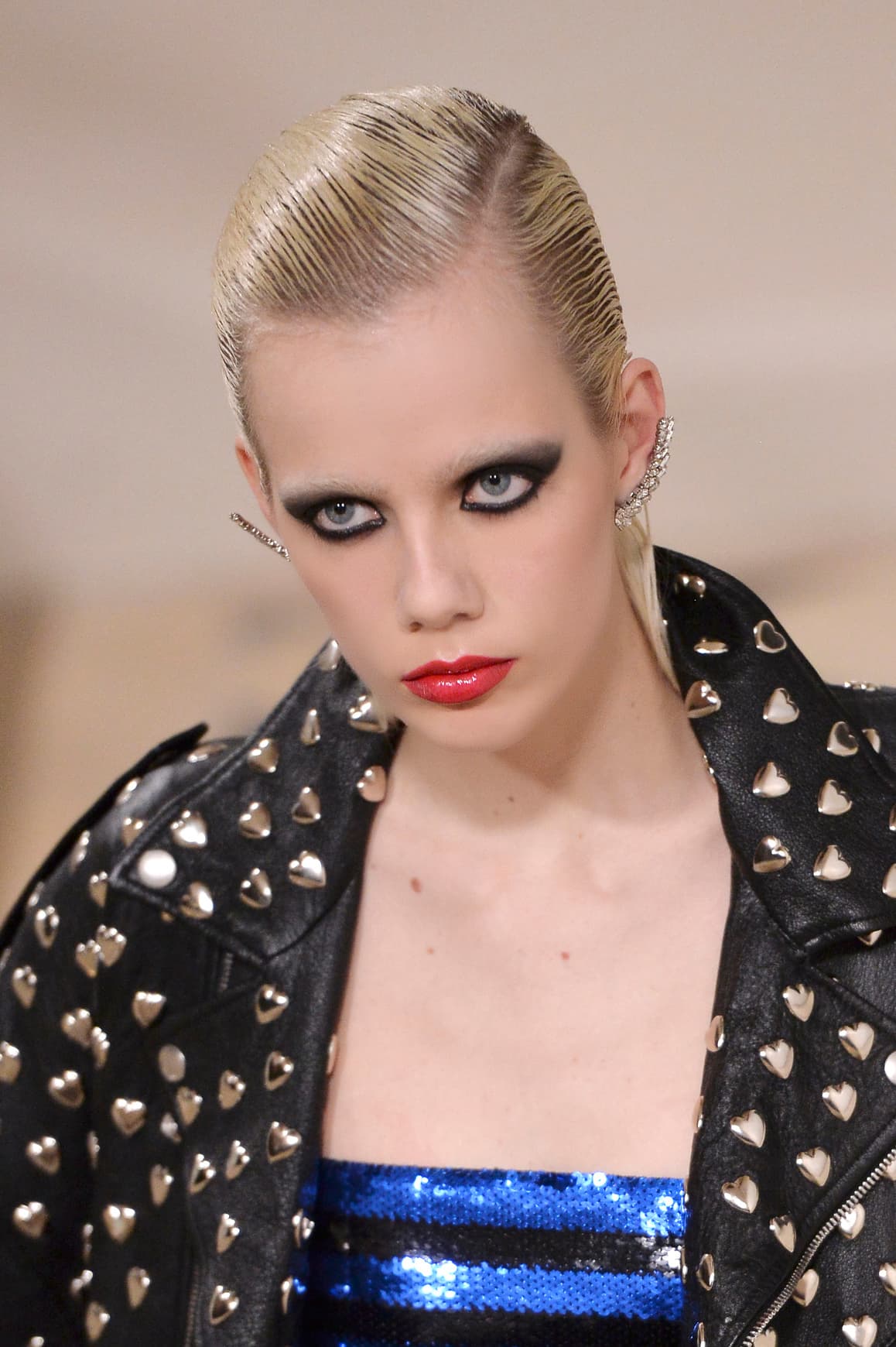 El maquillaje propuesto en la pasarela de 
<a href="http://www.vogue.com/fashion-shows/fall-2016-ready-to-wear/saint-laurent">Saint Laurent </a>es sofisticado y tiene un toque de 
<i>rockstar</i>, por lo que es ideal si lo coordinas con estilismo rebelde. La ventaja de este tipo de 
<i>make up</i> es que te hará lucir muy guapa. 
<br>