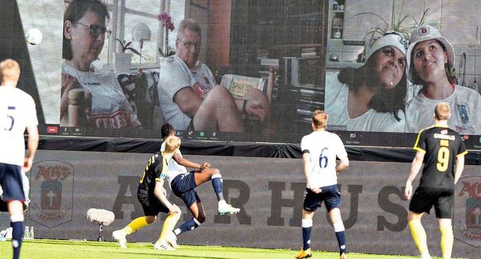 <b>El intento fue bueno</b>
<br>A pesar de la distancia, los fanáticos parecían felices, al menos, aparecieron en las pantallas que se colocaron alrededor del campo.