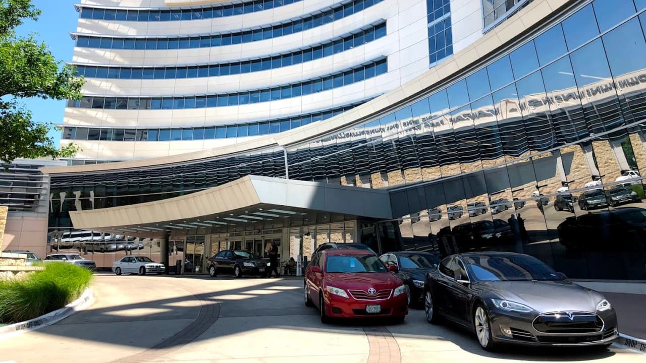 Parte de la fachada del Baylor University Medical Center de la ciudad Dallas en Texas.