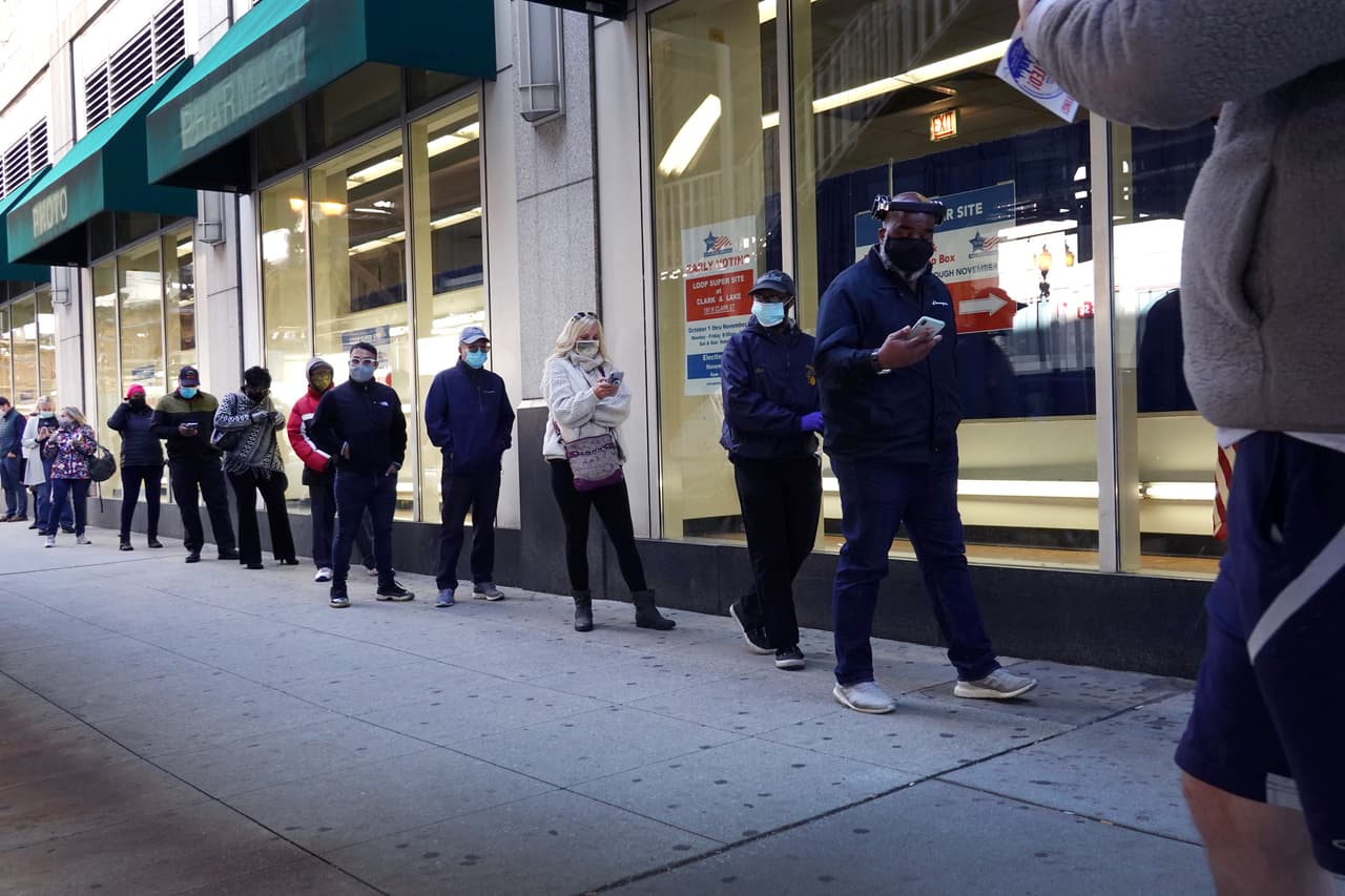 Los residentes esperan en fila en un sitio de votación anticipada el 2 de octubre de 2020 en Chicago, Illinois. A partir del 14 de octubre abren otros 50 centros de votación, uno en cada distrito.