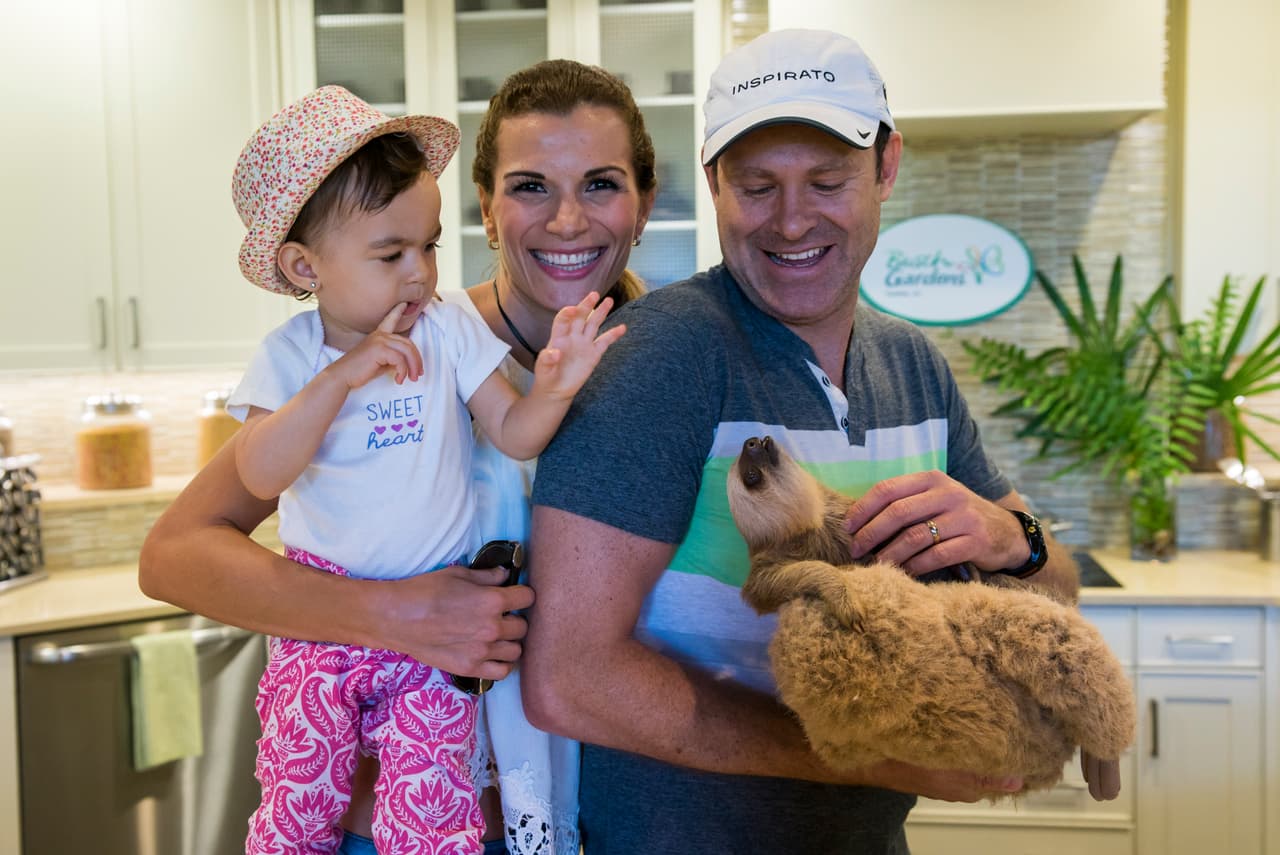 Michelle conoció a un pequeño perezoso, uno de los habitantes más recientes del Busch Gardens Tampa.