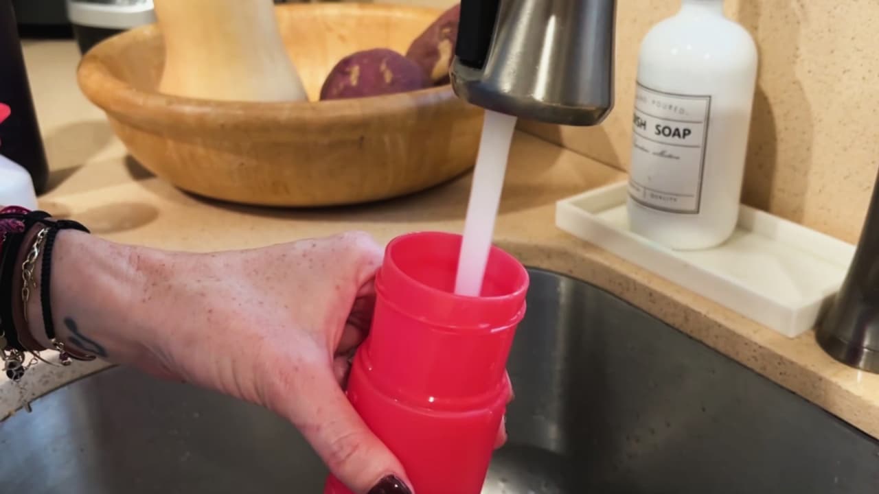 ¿Agua de grifo o refrigerador? Investigadores de Florida desarrollan método para detectar químicos eternos en el líquido