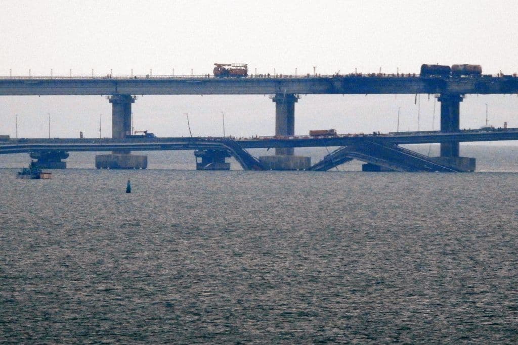 Rusia detuvo a ocho sospechosos por explosión en el puente de Crimea, que califica de "acto terrorista"
