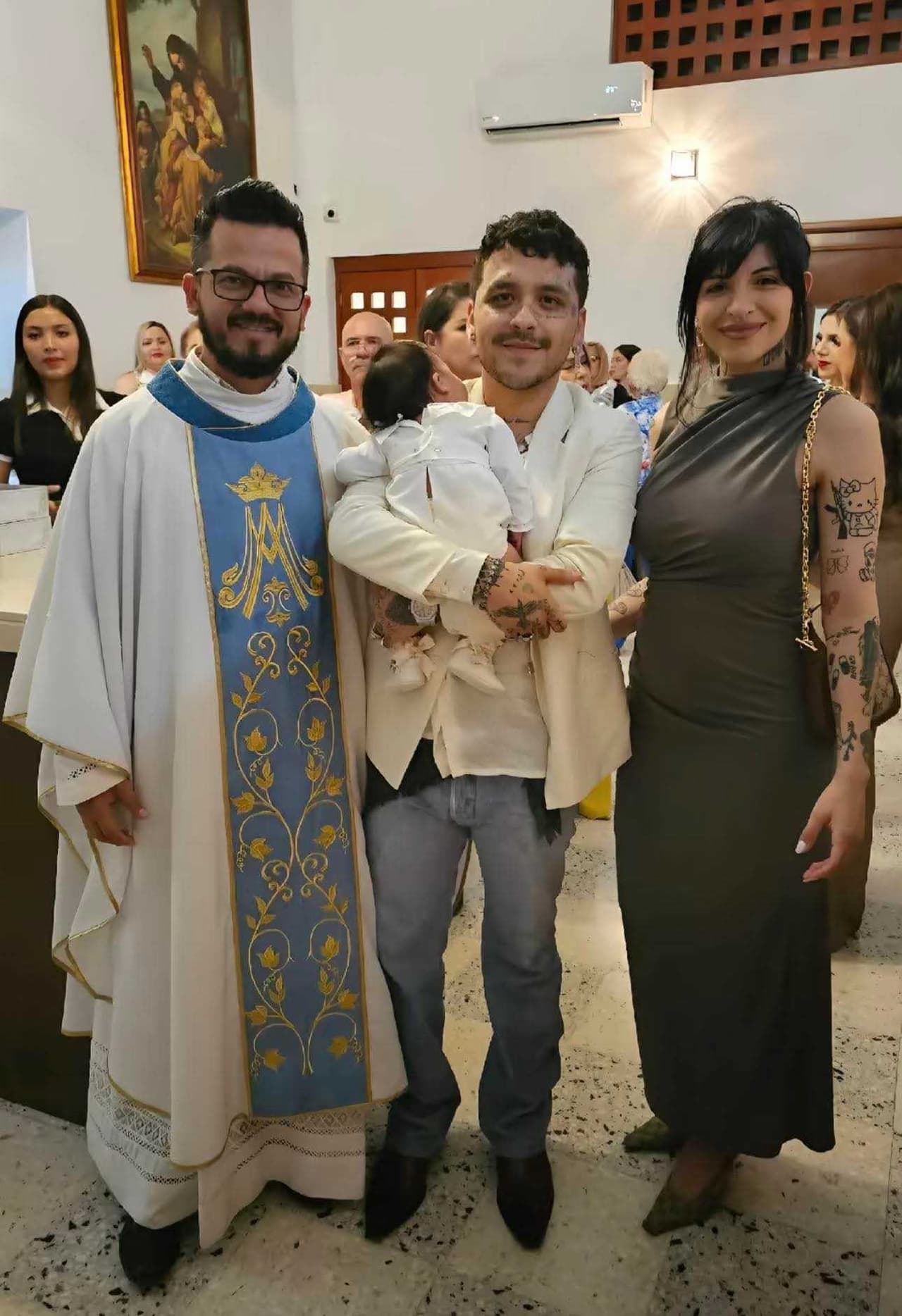 Nodal con Cazzu en un bautizo.