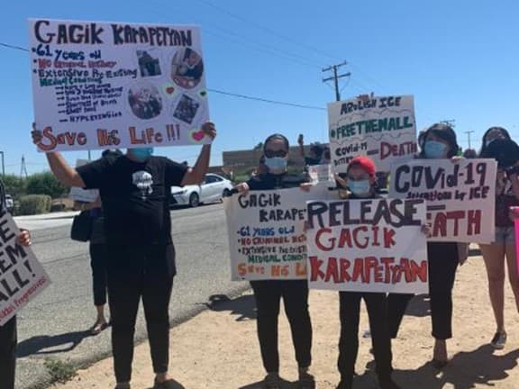 Desde que comenzó la pandemia del coronavirus, numerosos grupos de activistas han pedido a las autoridades del centro de detención de ICE, en Adelanto, California, la liberación de los inmigrantes vulnerables en su salud.