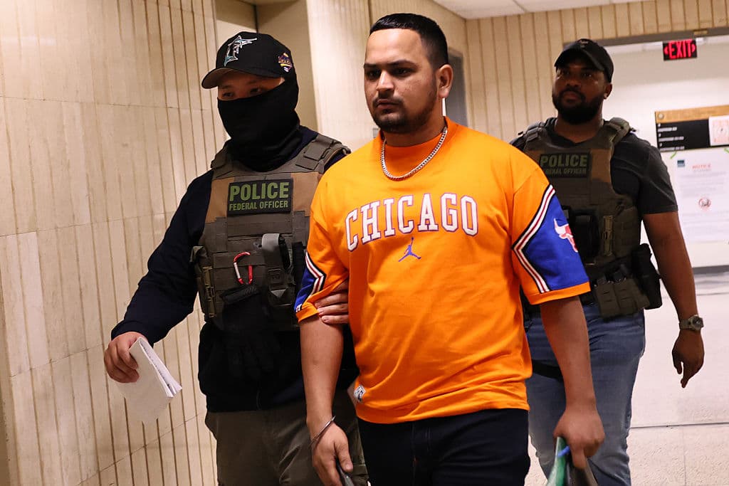 Un hombre es detenido tras su audiencia en la corte de inmigración del Jacob K. Javitz Federal Building el 30 de junio de 2025 en Nueva York. El Proyecto de Datos de Deportación de UC Berkeley señala un aumento de detenciones en 38 estados, con ICE enfocándose en quienes asisten a audiencias. (Foto por Michael M. Santiago/Getty Images)
<br>