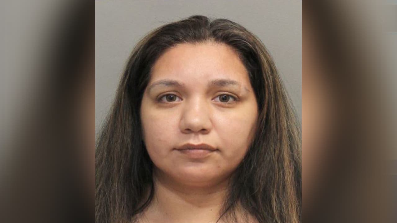 Arrestan a sospechosa de conducir bajo la influencia de drogas con cuatro niños en el automóvil en Houston