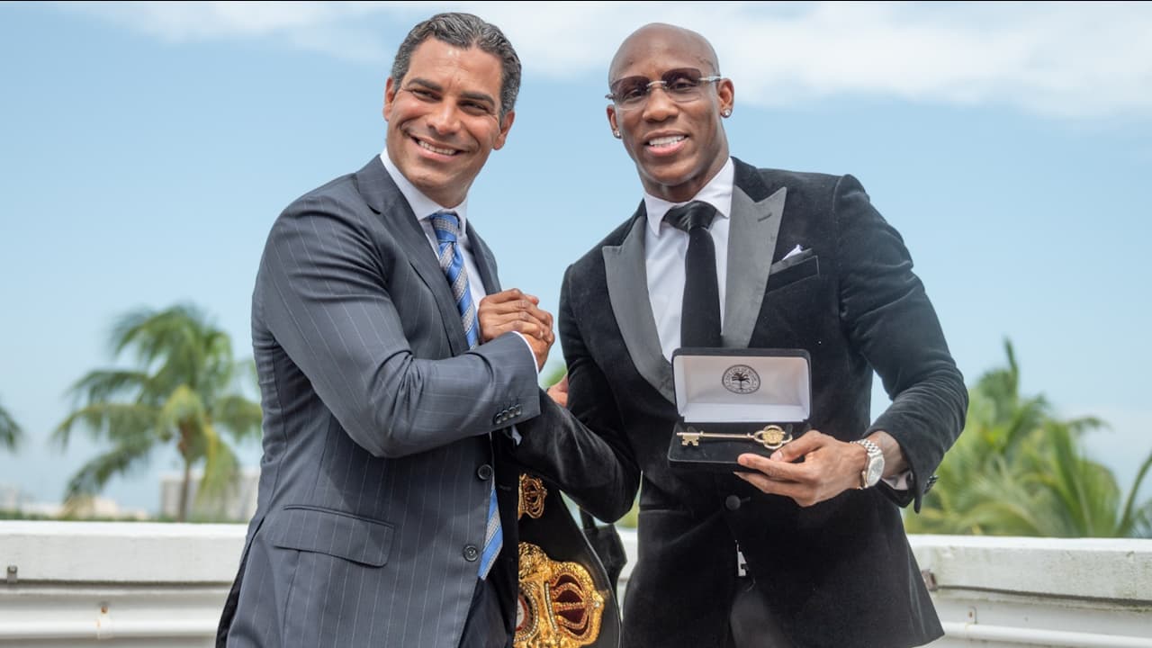 Tras vencer a Pacquiao, Ugás recibe las llaves de Miami