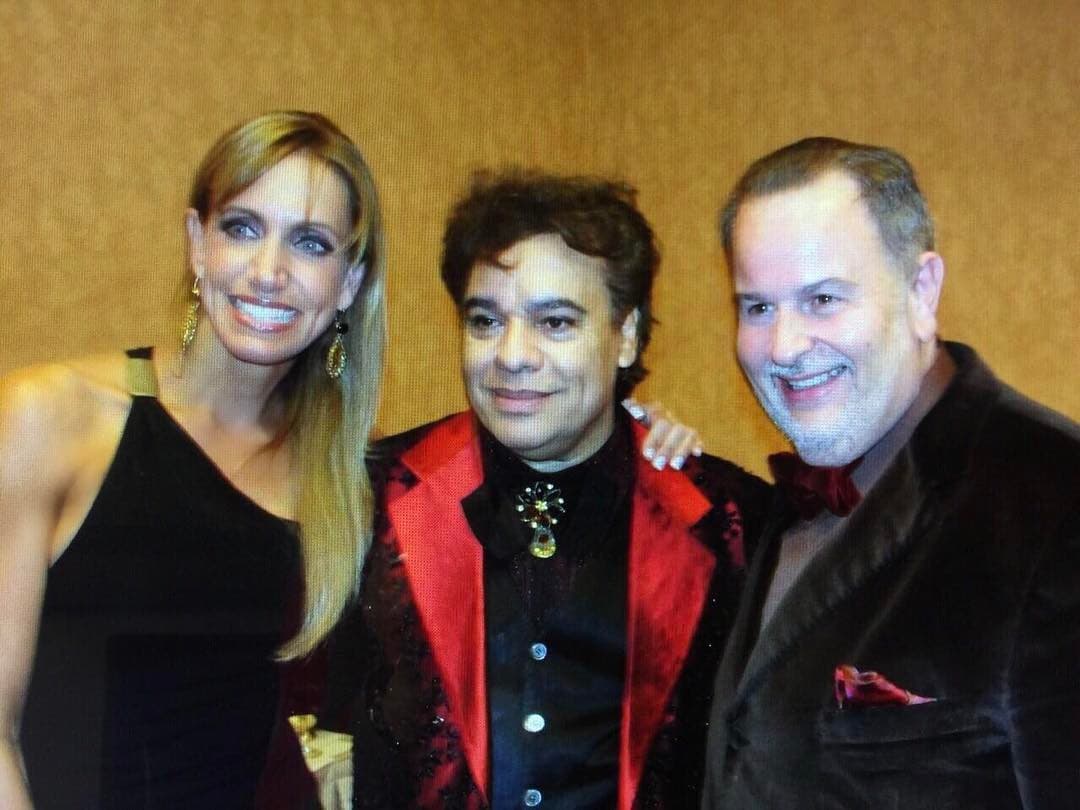 Asimismo, recordó a Juan Gabriel en su primer aniversario luctuoso con esta imagen junto a 'El Divo de Juárez' y Raúl de Molina.