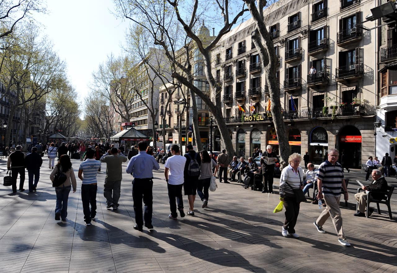 La Rambla fue construída en el siglo XVIII, cuando la ciudad decidió darle paso a un elegante paseo que seguía el recorrido de la antigua muralla medieval que protegía la ciudad. Muy temprano, cuando apenas se consolidaba como un lugar emblemático para los locales, se plantaron 280 chopos, que luego fueron reemplazados por olmos y que generaron la sombra suficiente para que este fuera el lugar preferido de la ciudad para los paseantes.