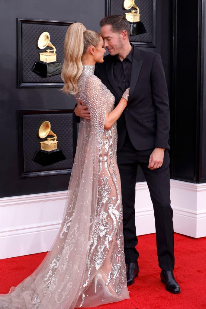 <b>Paris Hilton y Carter Reum</b>
<br>La socialité asistió a la 64 edición de los GRAMMY (2022) junto a su esposo, el empresario Carter Reum (con quien se casó en noviembre de 2021, tras dos años de noviazgo).