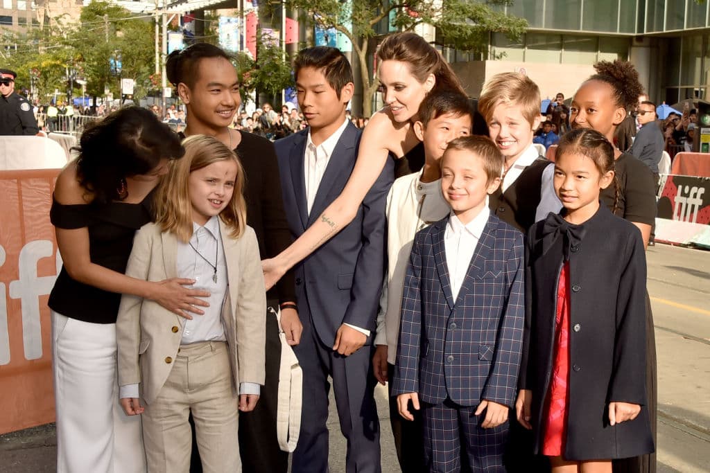 <b>Angelina Jolie:</b>
<br>La actriz es ejemplo a seguir por su humildad y gran corazón. Antes de tener sus propios hijos, Angelina había adoptado a tres.