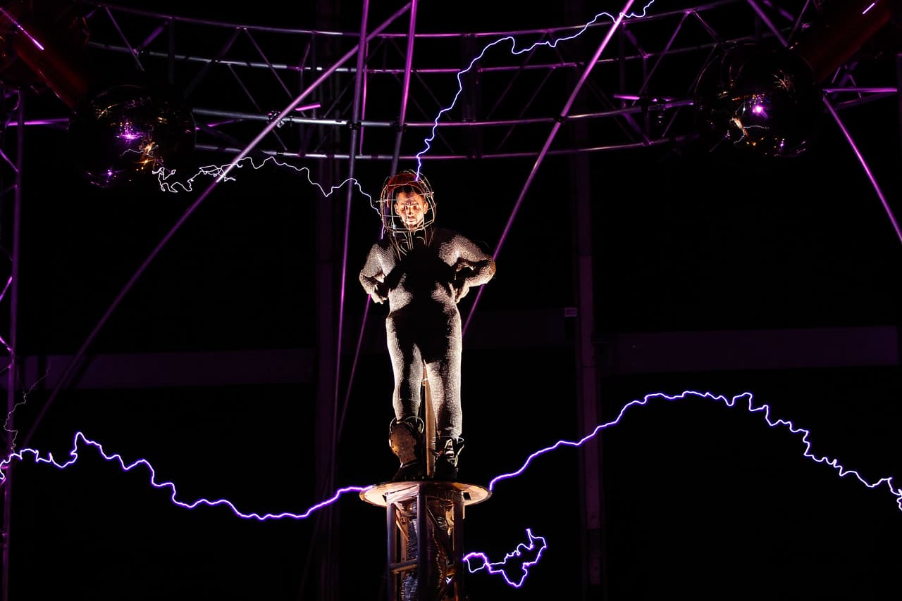 Sus alucinantes y a veces electrificantes trucos que desafía la leyes de la física han cautivado al mundo entero.