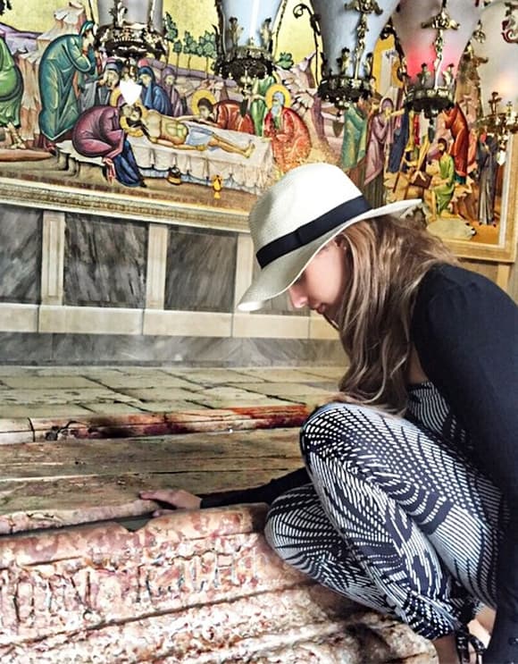 A visitar la Iglesia de la Santa Sepultura, Aleyda fue invadida por una impresionante energía, pues esta piedra fue donde cayó Jesus. Hasta allí llegan muchas personas de todas partes del mundo para rezar.