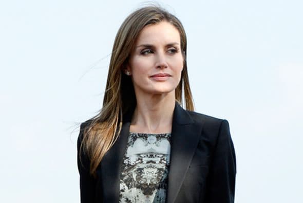 La Reina de España se sacó una foto con dos jóvenes que la reconocieron cuando acudía al cine con el rey Felipe.