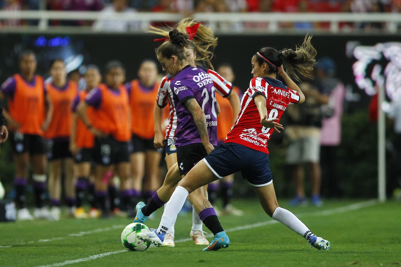 Chivas cayó en la vuelta, pero se impuso en el global gracias al triunfo en la ida y Blanca Félix se erigió como la heroína tras atajarle un penal a Charlyn Corral.