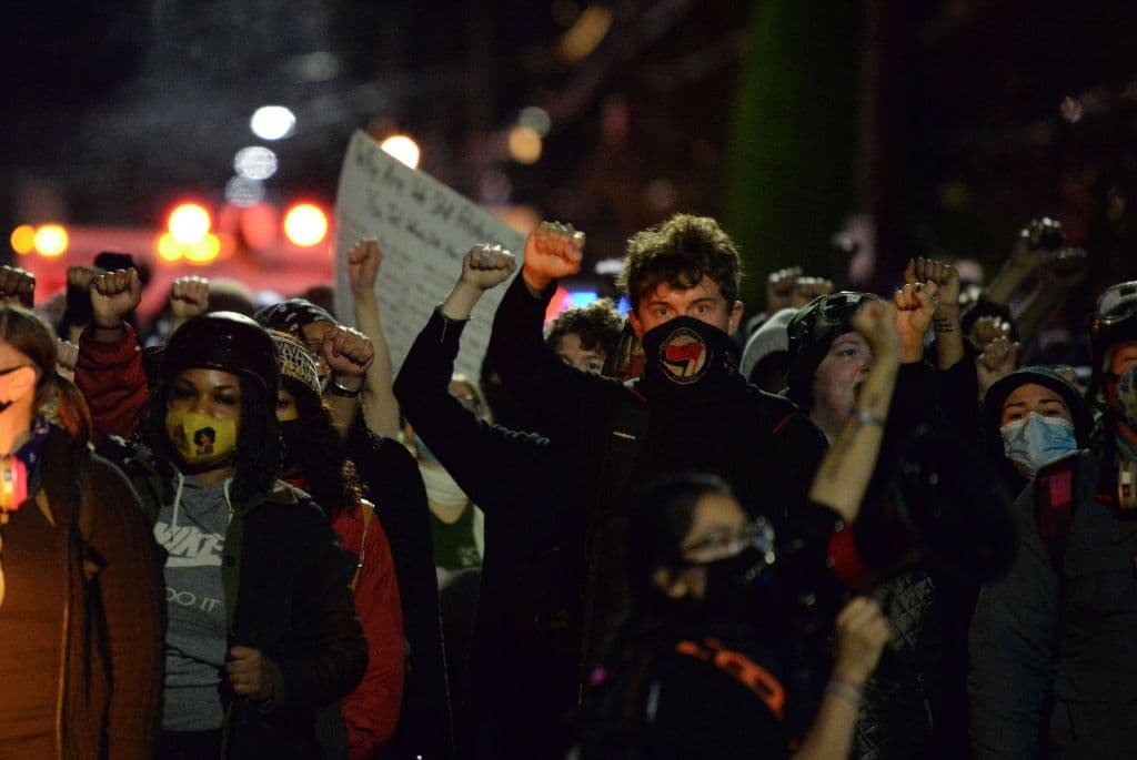 "Es como elegir entre dos males, pero honestamente, llegaremos a un acuerdo con Biden", dijo a la AFP D.D, uno de los líderes de la protesta, de 22 años.