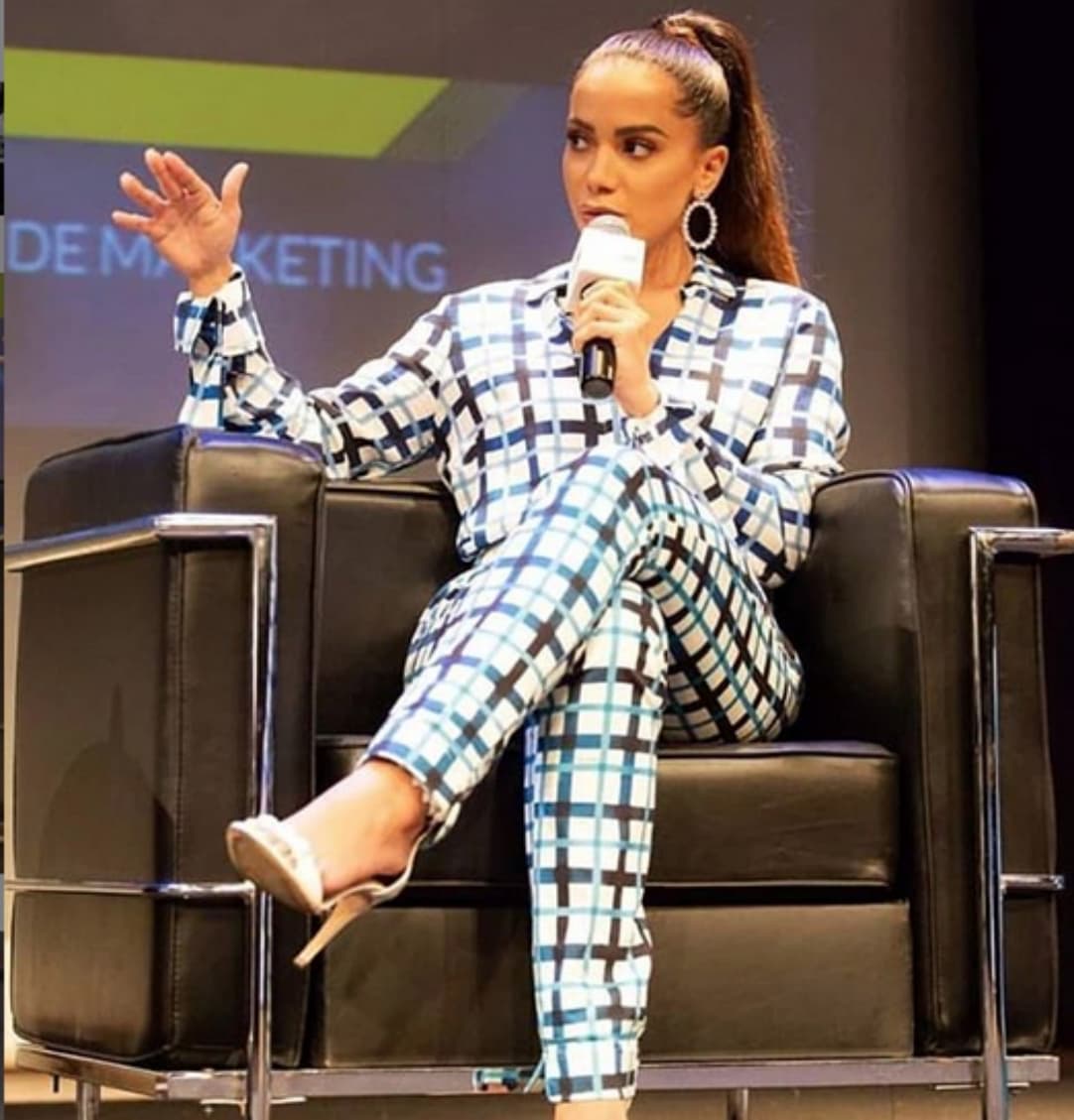 "
<b>Siempre voy cambiando de estilos </b>y le explico a mi staff: hoy quiero lucir más seria, o más relajada; en una alfombra quiero verme seria y elegante, pero en otra prefiero algo sexy… Y si quieren saber por qué look me decidí para Premio Lo Nuestro tienen que ver ese día el show para saber qué estilo escogí”.
<br>