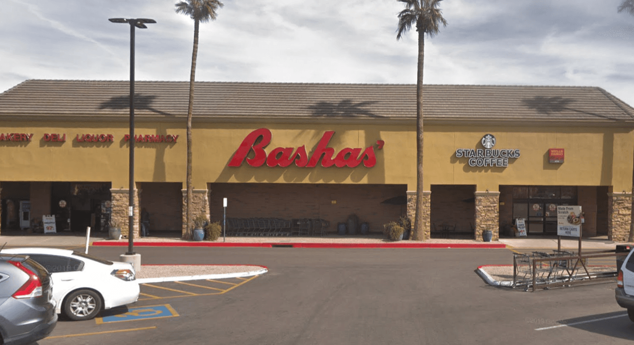 <b>BASHAS’: Cada miércoles de 6 AM a 7AM.</b> Esta cadena de tiendas
<b> </b>abrirá más temprano los miércoles para compradores mayores de 65 años. Todas las limitaciones de compra seguirán vigentes.
<br>